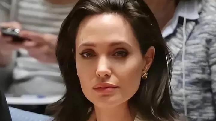 安吉丽娜·朱莉的父亲批评女儿不懂上帝的荣耀，你怎么看？