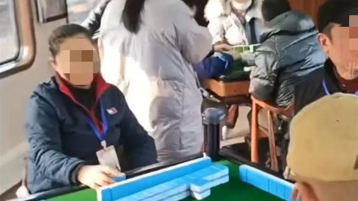 火车上有麻将桌，能打牌还能k歌洗淋浴？