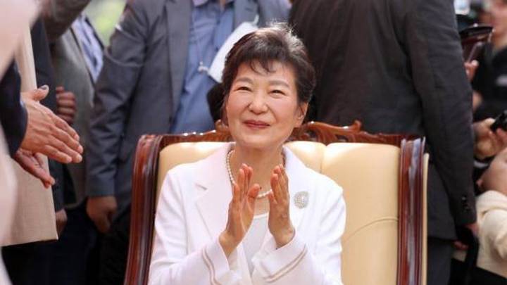 朴槿惠隐居一年后高调复出，她会重启政治活动吗？