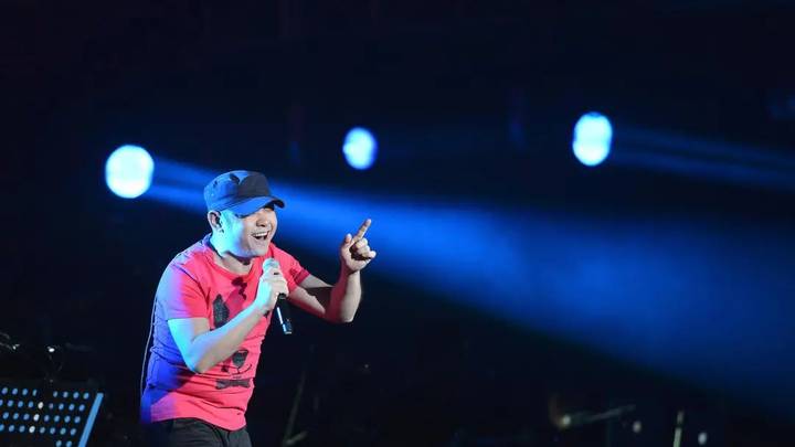 近期哪些歌手的歌让你单曲循环最久？