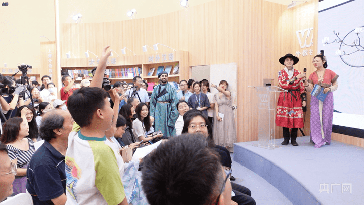 诗圣杜甫全部诗歌首个韵译本在上海书展首发，你觉得好看吗？