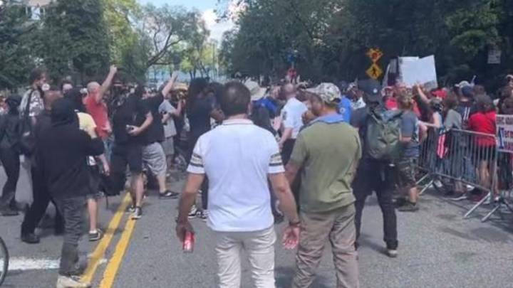 纽约上百民众抗议政府处理移民危机不力，你支持谁？