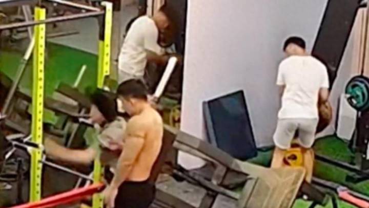 男子健身房失误砸断女生4根脚趾，该女孩被砸中，应该承担医疗责任吗？