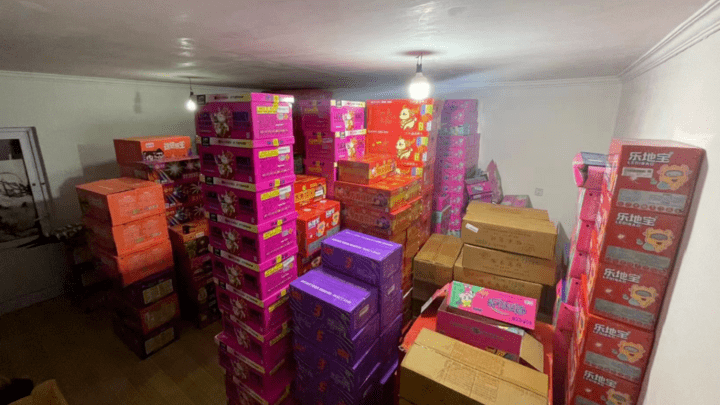 北京通州一人家中藏505箱非法烟花爆竹两吨多警方应该从轻处罚吗