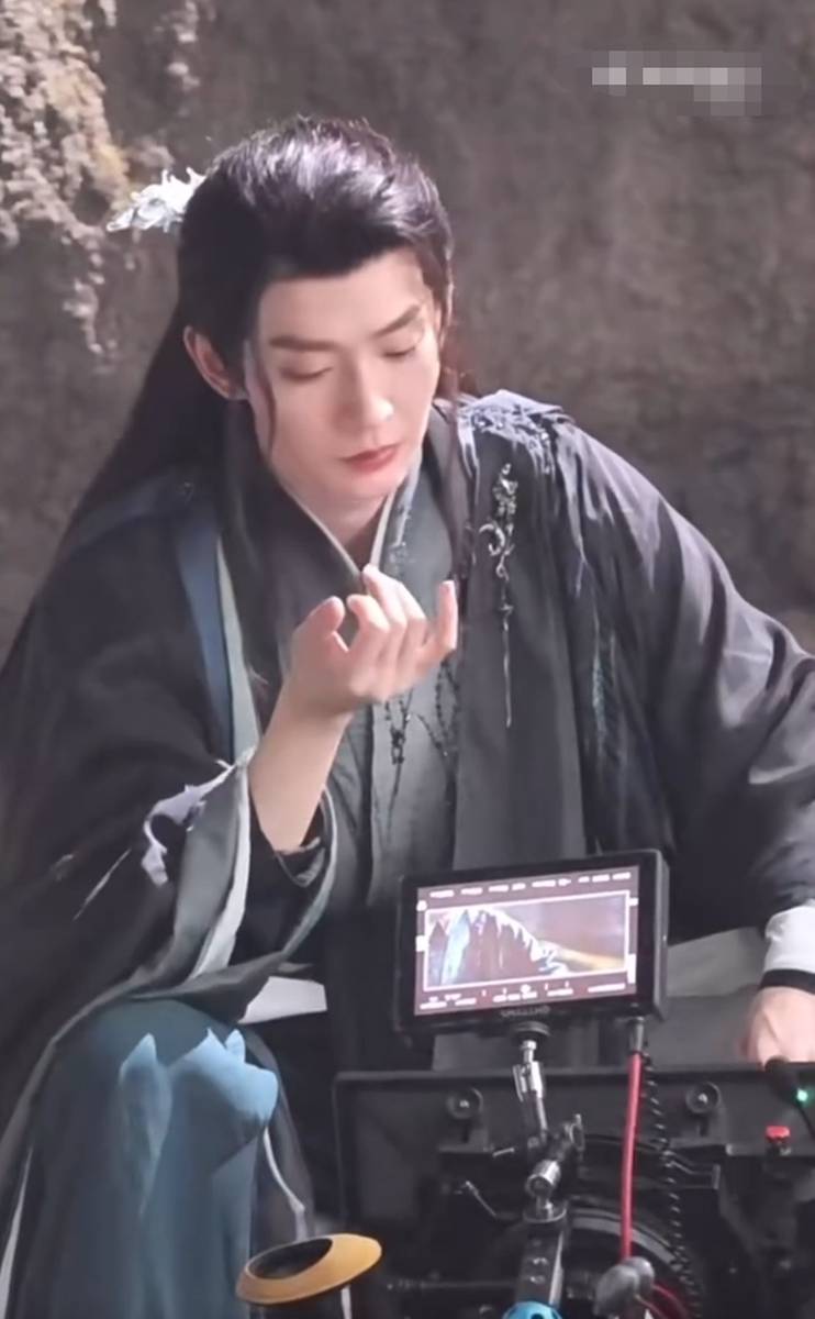 邓为片场抠鼻孔画面曝光!抠完后细细端详小拇指