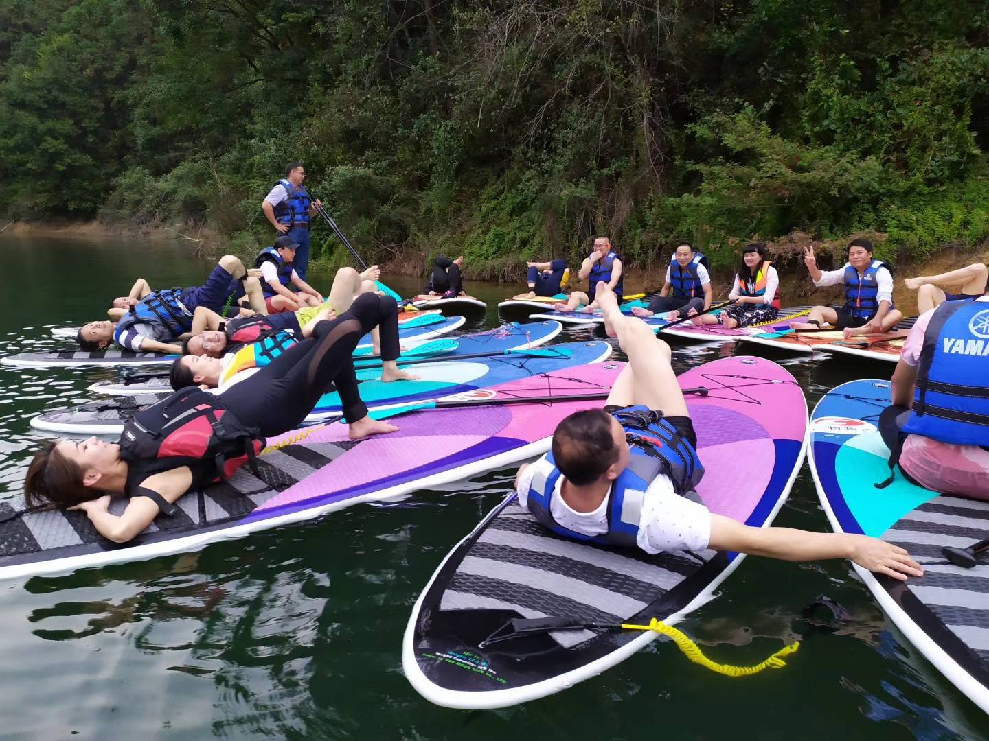原创桨板团建极具挑战性的水上运动有胆量带领你的团队来一起过来浪