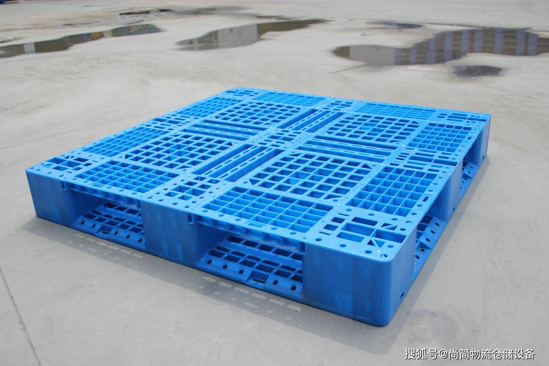 防锈,具有强度,耐磨,耐温的优点,而塑料托盘具有质轻,环保,标准化