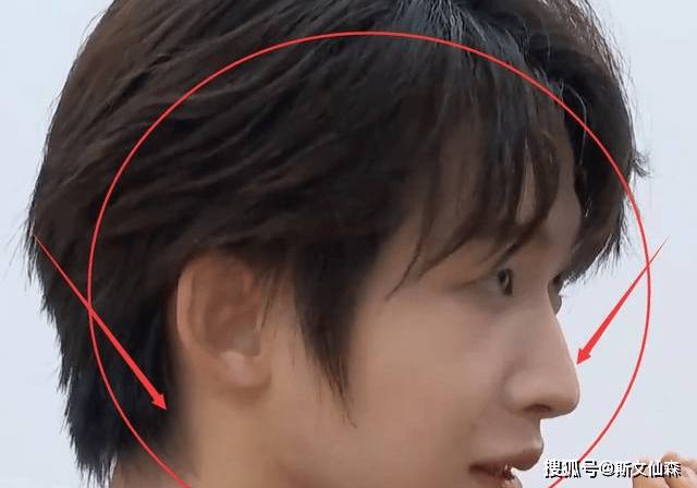 刘宇练习室遭怼脸拍,失去滤镜加持,脸和脖子肤色差认真的?