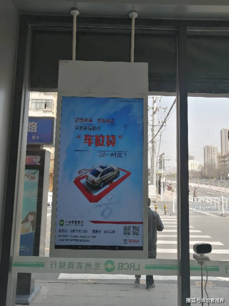 银行双屏吊挂广告机如何选