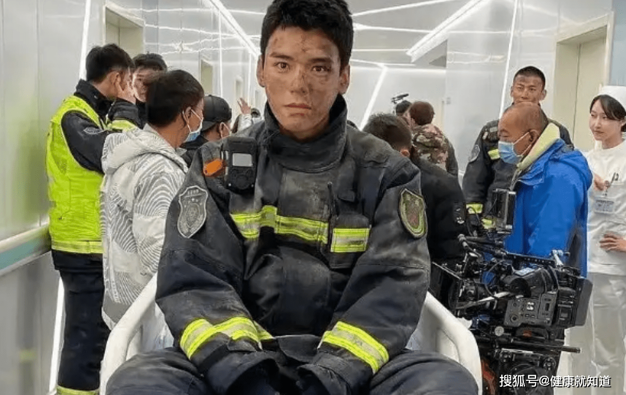 原创龚俊张慧雯吻戏真的好吸睛一身制服真的帅炸