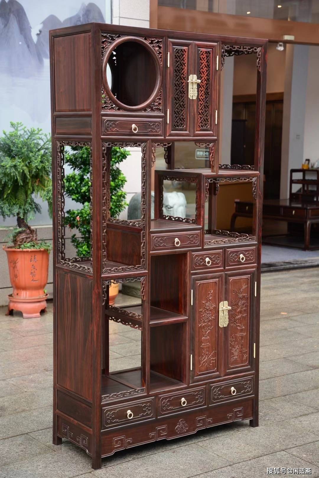 中式空间,古玩珍赏,大红酸枝,梅兰竹菊博古架