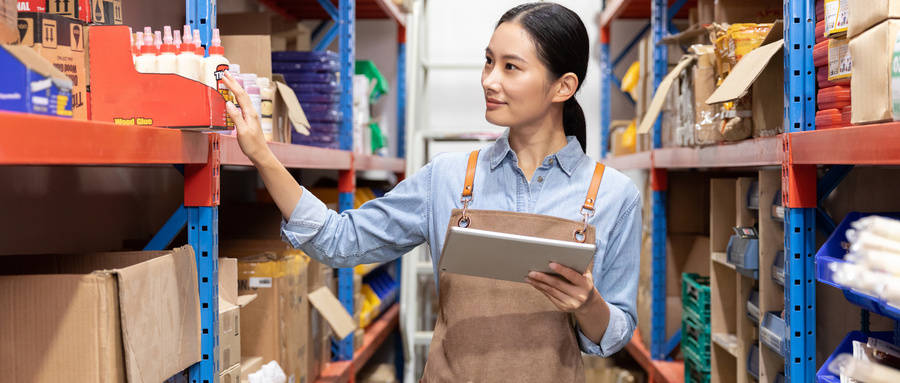 我们可以看到,人工扫码入库和码货至哪一个货架是由wms来告知理货员的