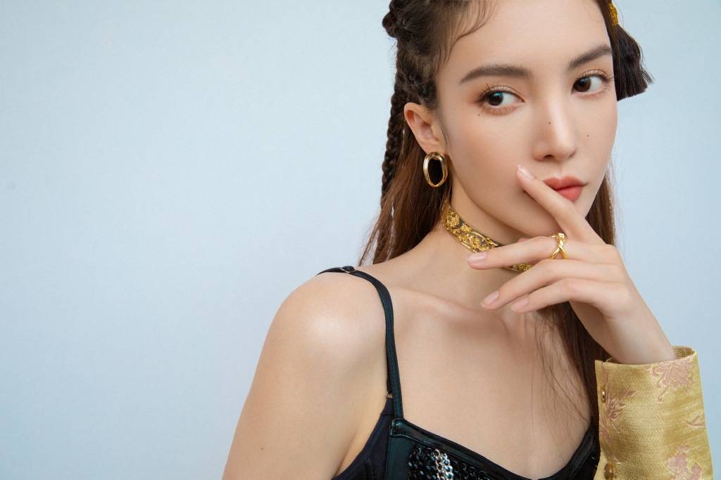 金晨酷飒助力浪姐成团夜 黑金两种造型女王范十足