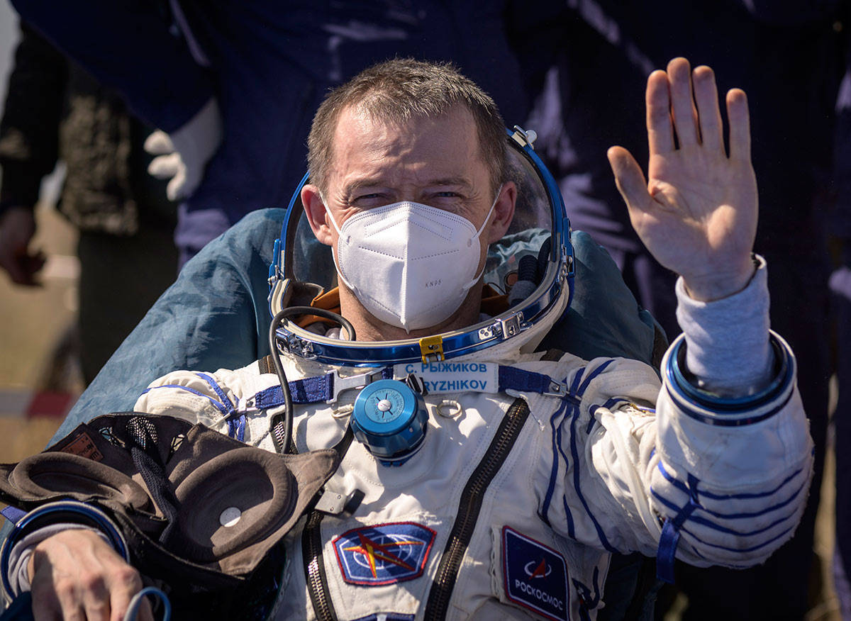 俄美宇航员在哈萨克斯坦境内着陆 顺利返回地球