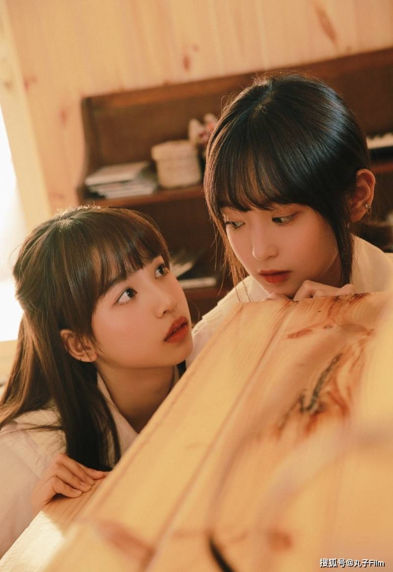 性感美女时尚写真:学生装姐妹花清纯可人女生,清纯甜美迷人!