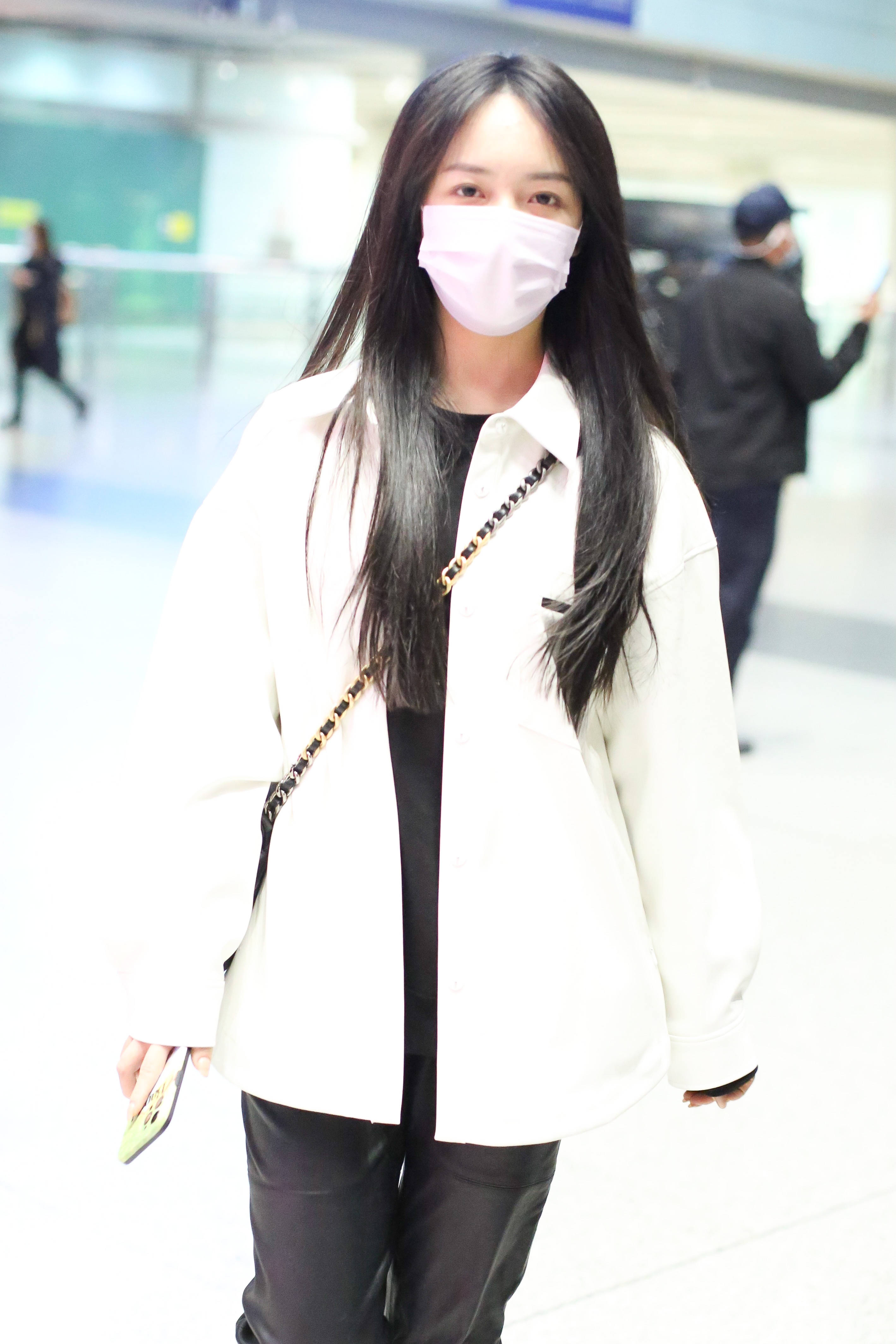 秦牛正威素颜低调现身中分长发披肩模样清秀可人