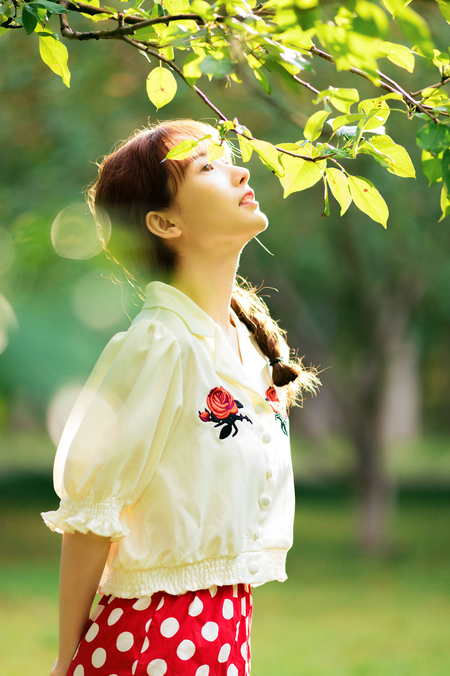牛洋洋春日写真曝光 少女气息灵气十足