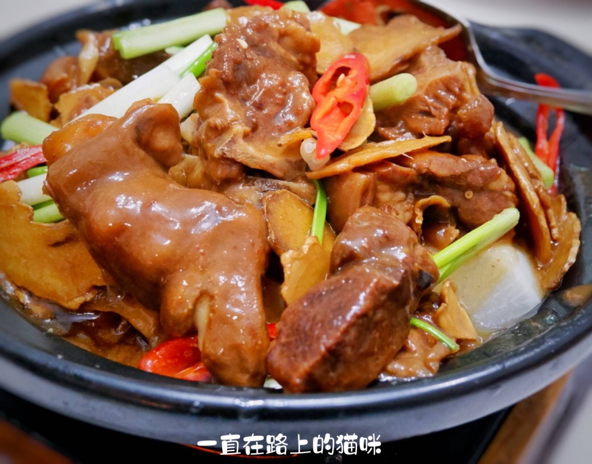 肉没有一点膻味只有肉香,用砂锅慢慢煲让汤汁入味,羊肉皮q肉嫩,里面的
