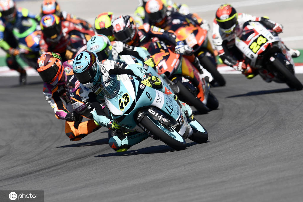 2021年moto3葡萄牙大奖红牛车队阿科斯塔捧杯