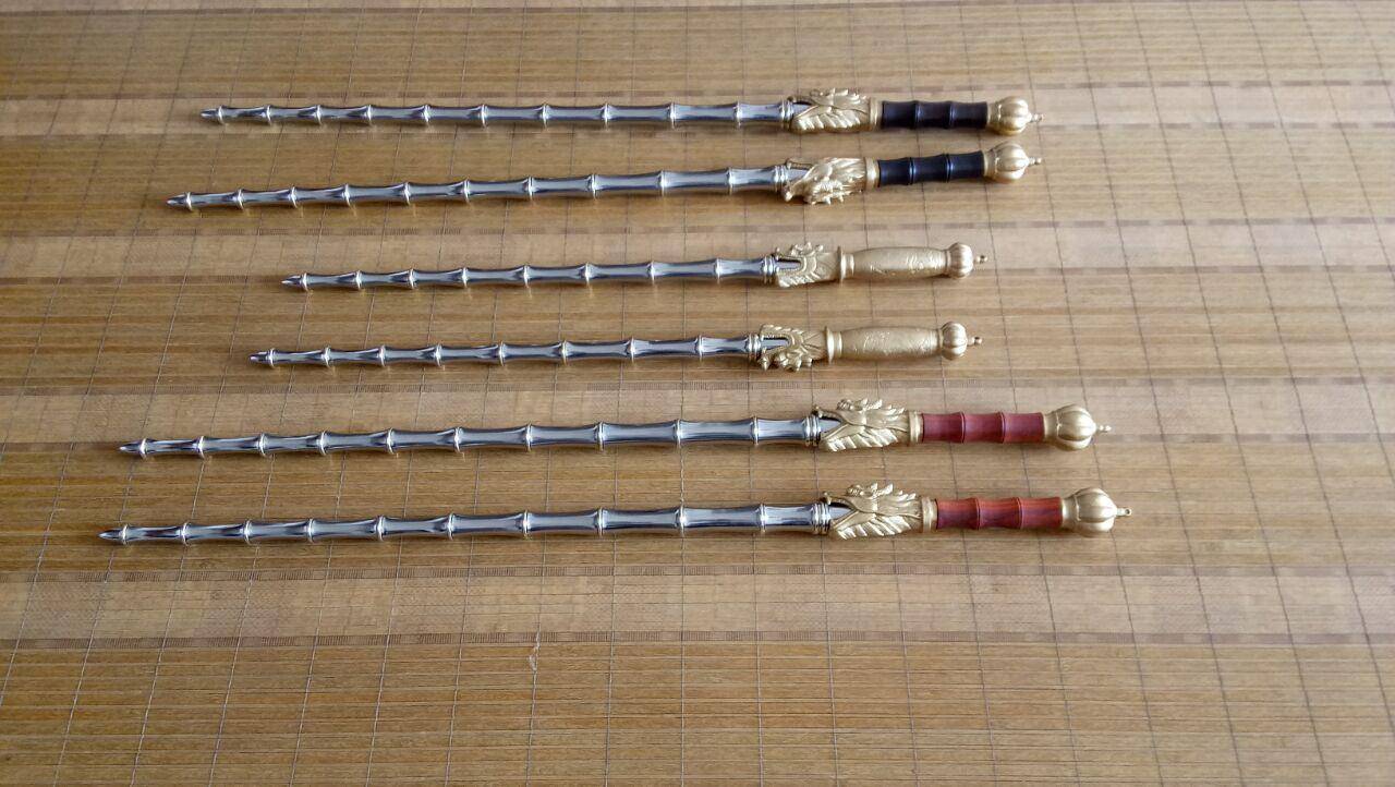 锏锏,长而无刃,有四棱,长为四尺(宋制为一米二),锏多双锏合用,属于短