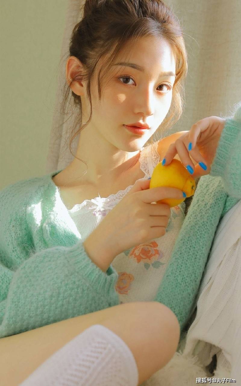 性感美女时尚写真:丸子头小姐姐皮肤白皙,清纯甜美可爱迷人!