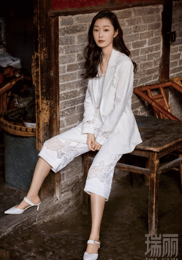 宋轶成都茶馆大片曝光一颦一笑充满东方韵味