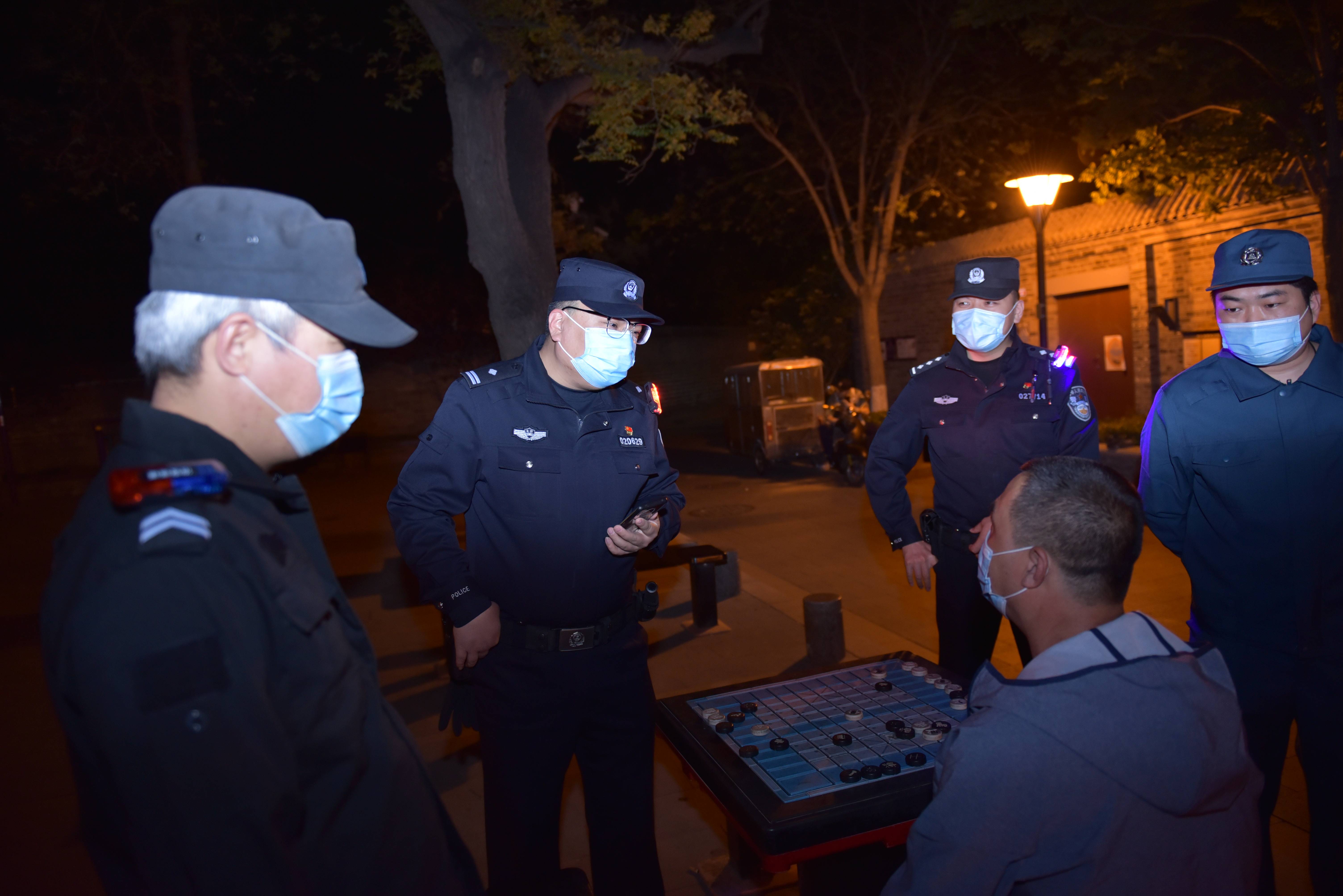 一宿两万步护安定安定门派出所夜巡民警守卫老北京的夜平安