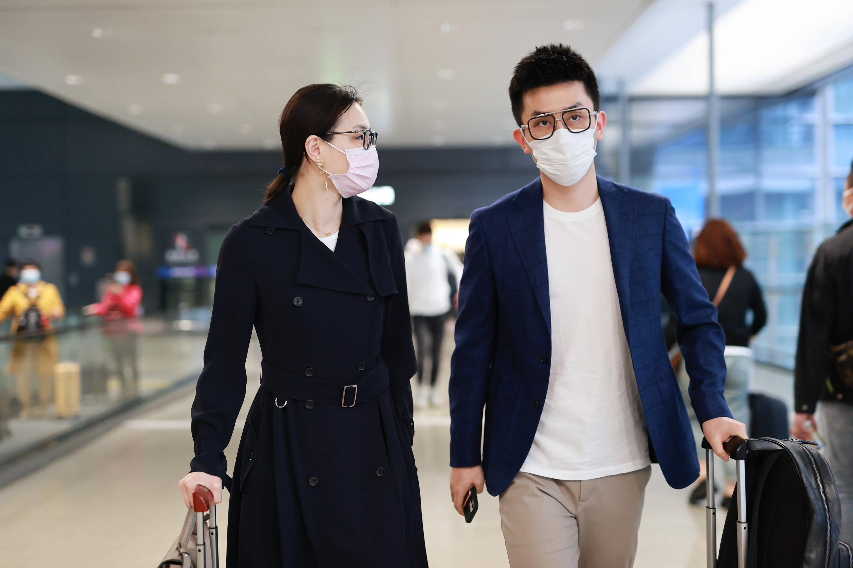 1/ 10 2021年4月24日,上海,吴敏霞张效诚夫妇现身机场.