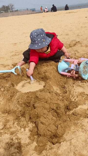 图片[1]-GIF搞笑段子：闺女，这沙滩海水熬制的汤好喝么。-妖次元