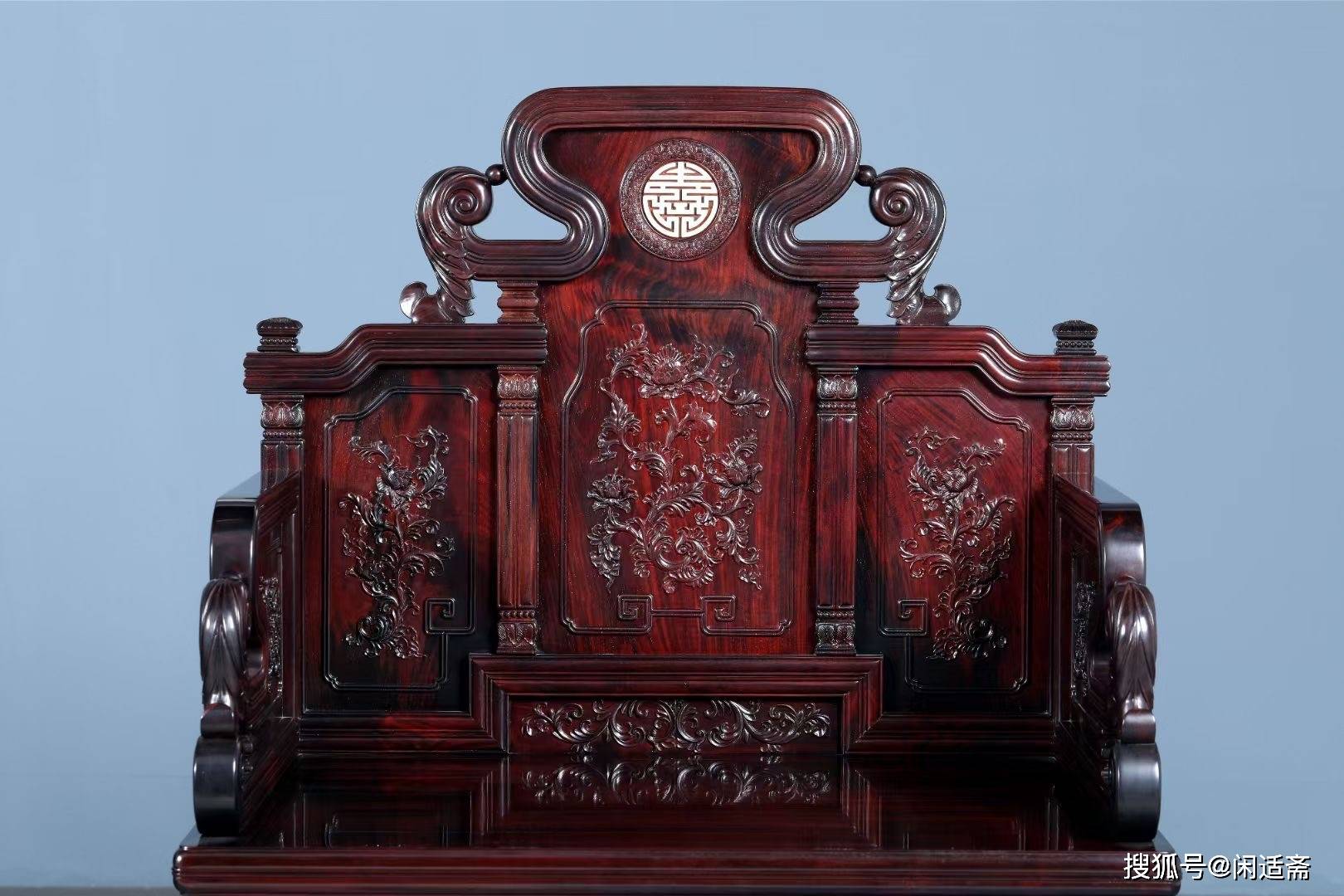 中式家具中,一款具有欧洲风格的经典款宝座,莲花宝座