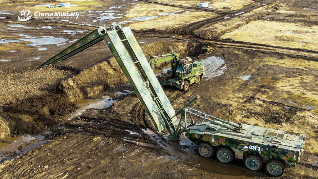 国产装甲扫雷车酷似变形金刚