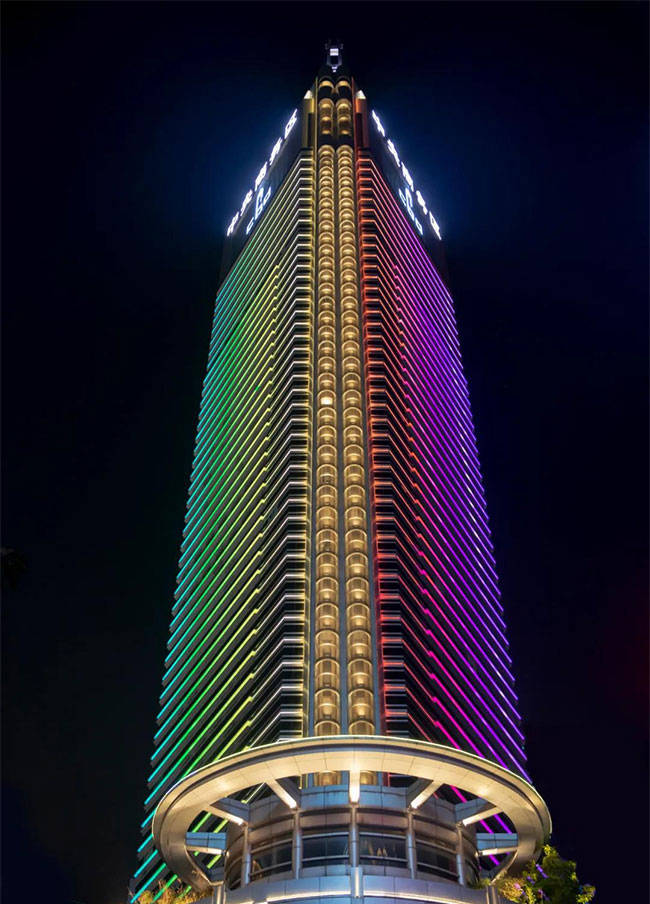 重庆世贸大厦光影璀璨霓虹阑珊
