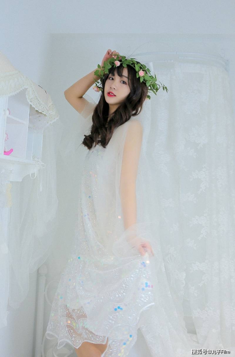 性感美女时尚写真:卷发少女红唇雪肤薄纱白裙,清纯唯美!