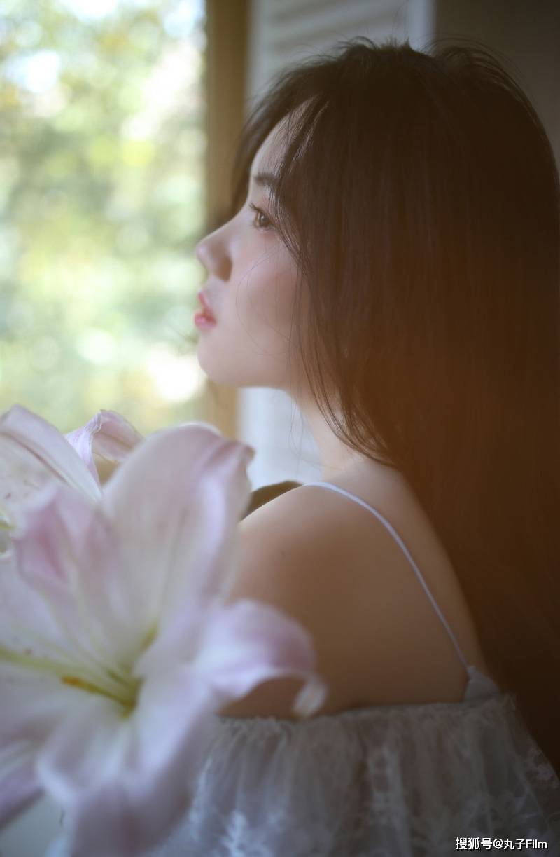 性感美女时尚写真邻家女孩露肩白裙清新脱俗清纯唯美