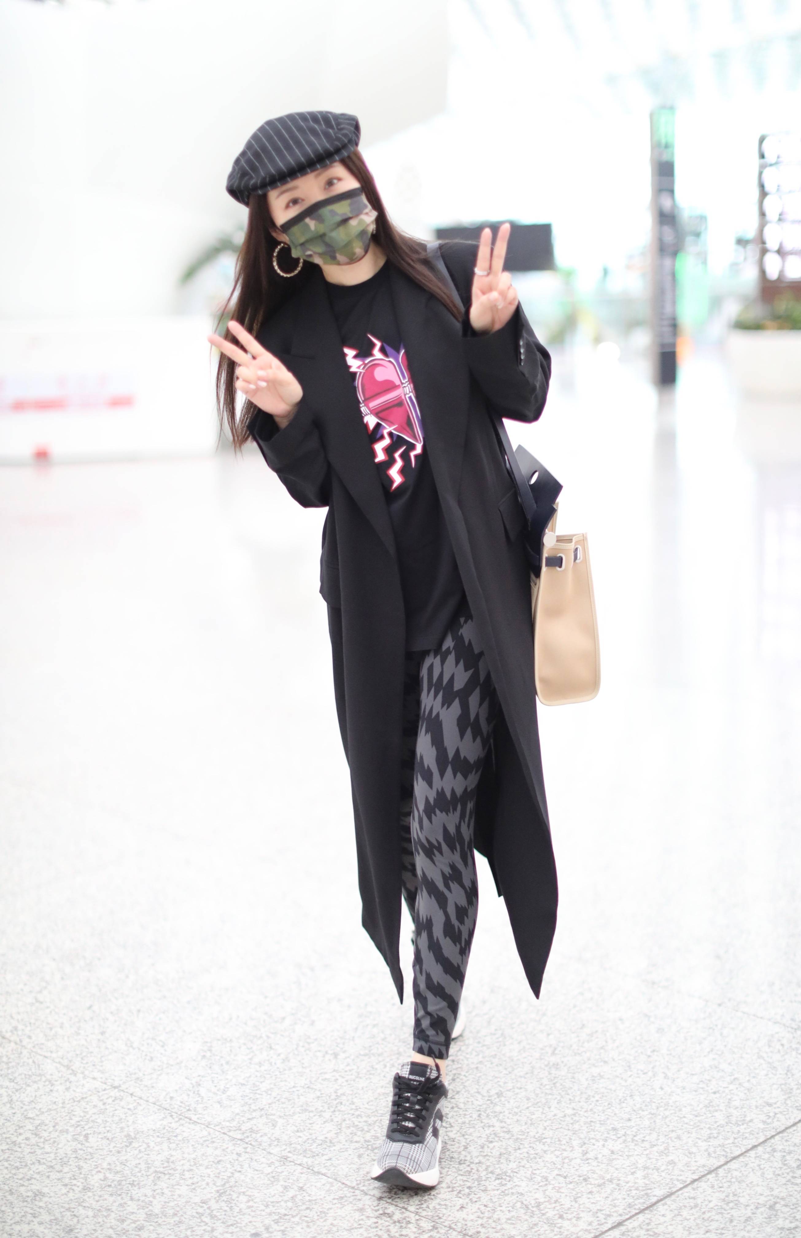 杨钰莹“浪姐”成团后首现身 歪头比耶女神也俏皮-搜狐大视野-搜狐新闻