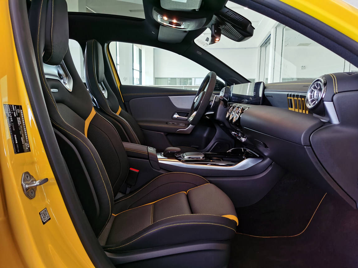 最新款 奔驰 amg a45s 先行特别版 炽夏黄/黑内