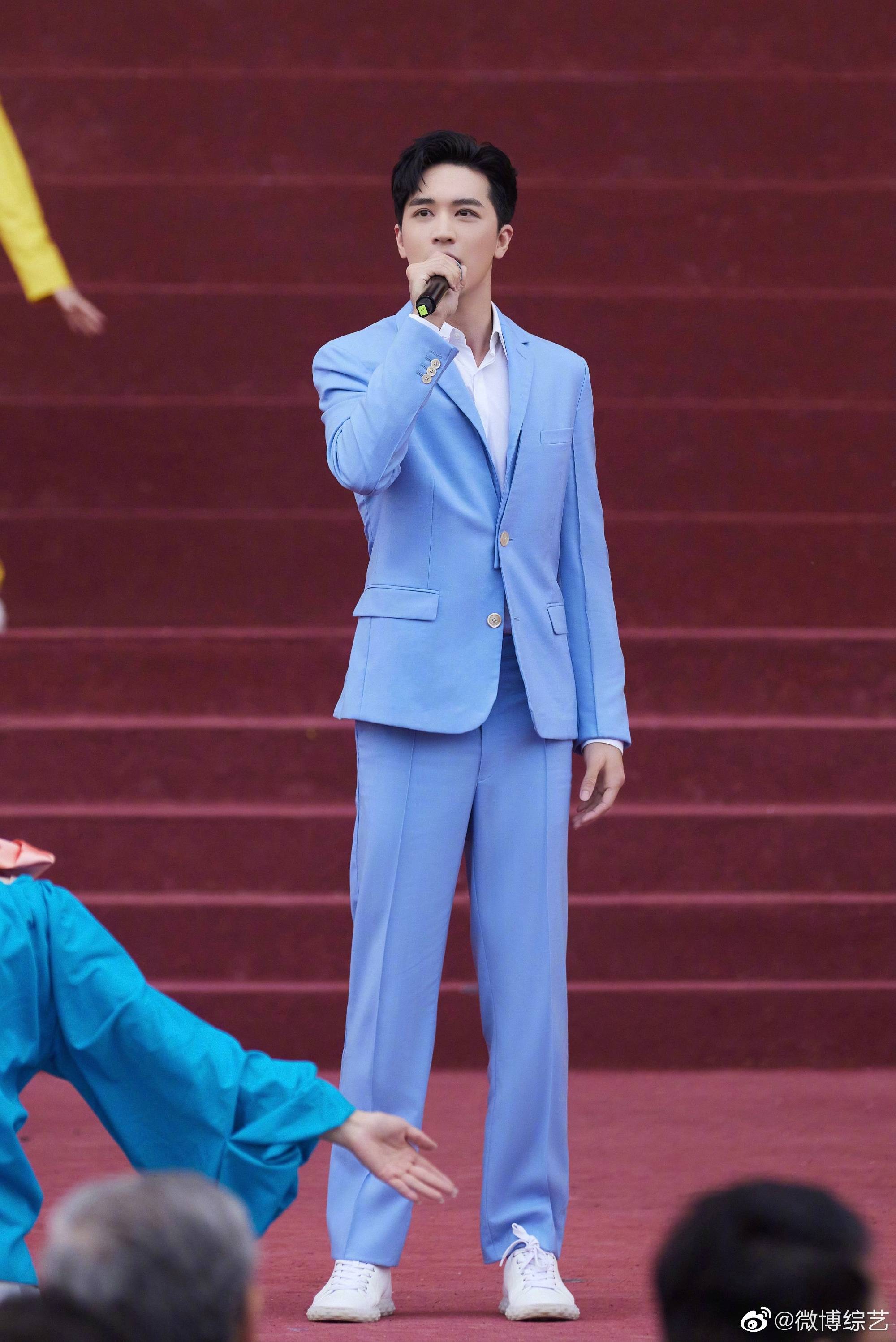 许魏洲水蓝色西服