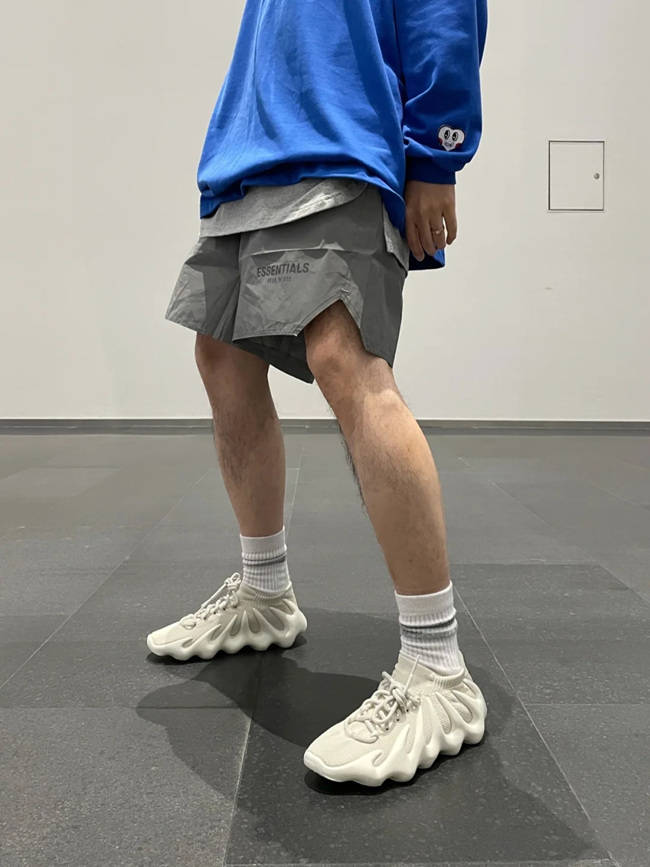 2021发售的yeezy450真假版对比脚感比yeezy500舒服多了