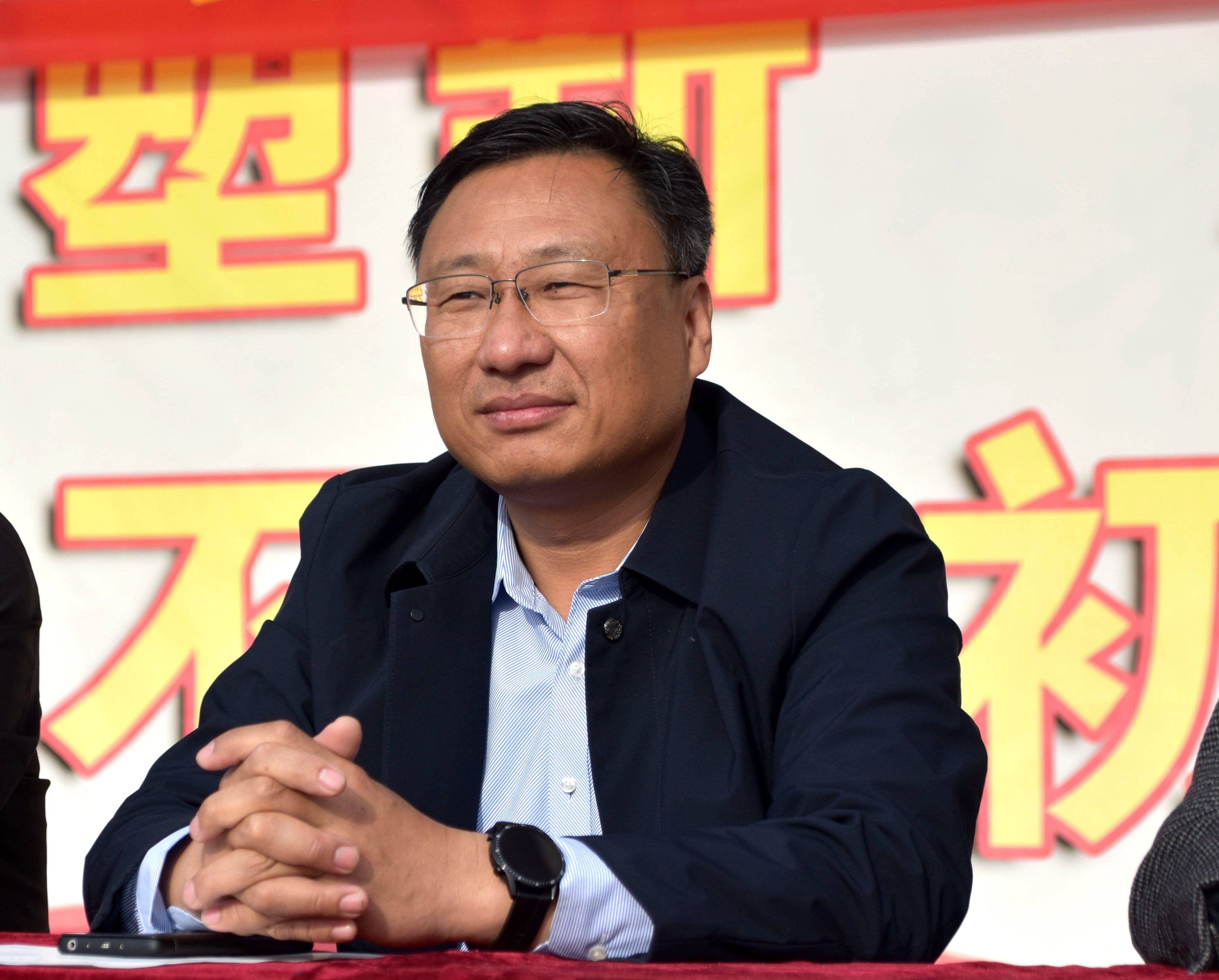 运动员代表宣誓裁判员代表宣誓卢海涛校长为本次运动会致开幕词,他