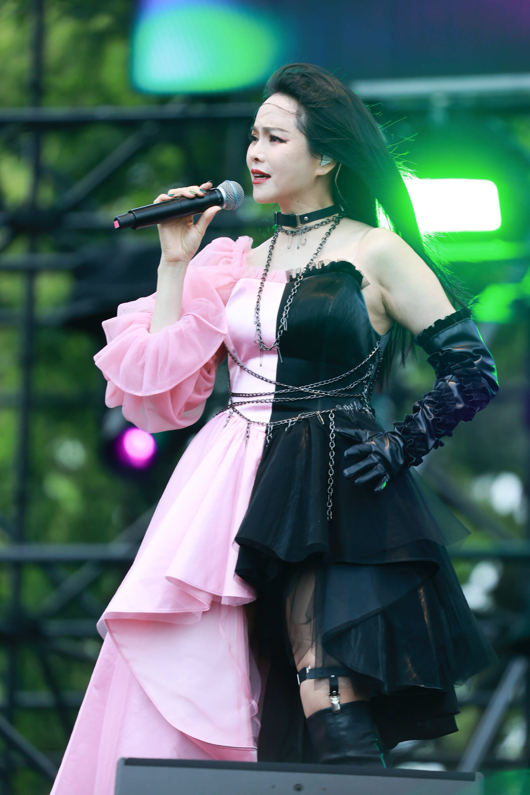 伊能静化身"梦幻精灵" 老公秦昊带女儿米粒捧场