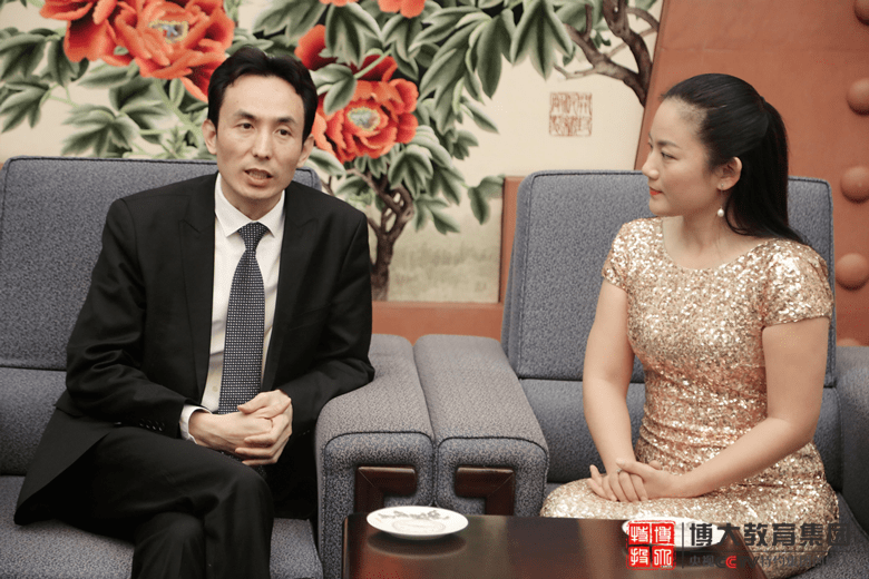《人民日报》:教育先行者张明亮 多重身份是为了更好的奉献社会