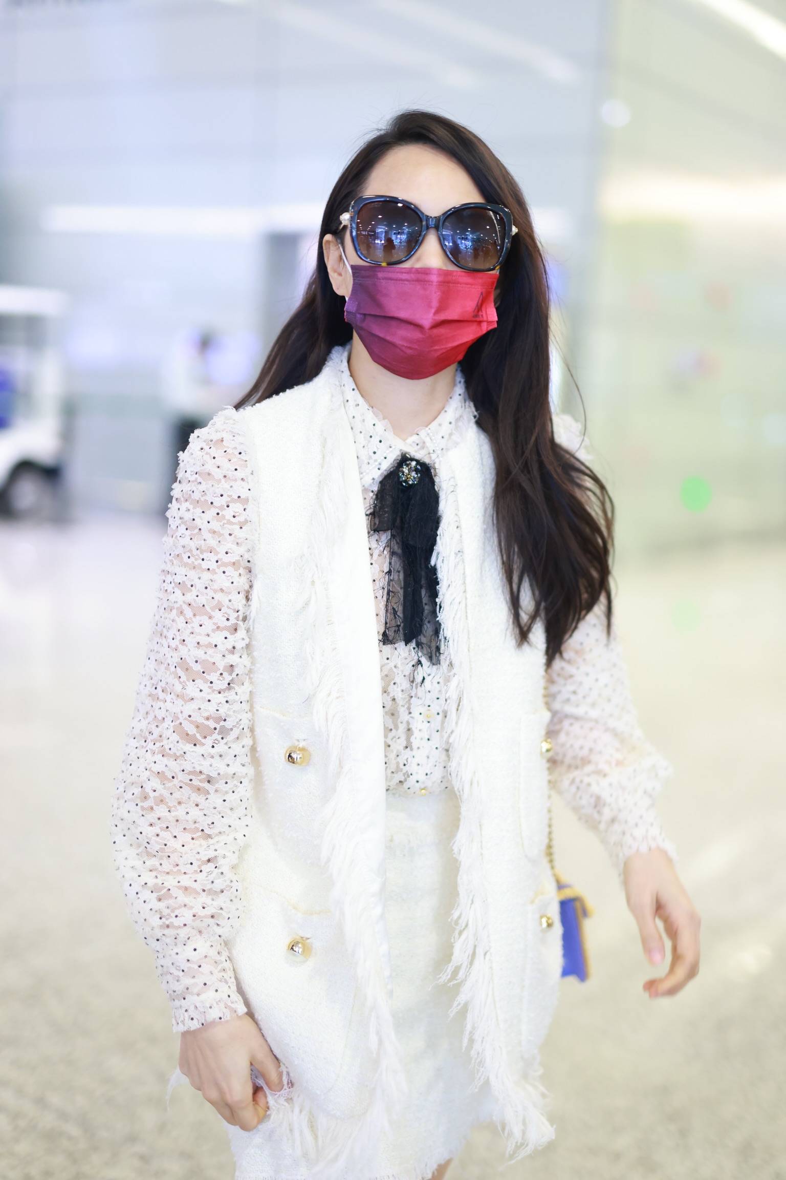 53岁伊能静甜美减龄 半裙秀白皙美腿苗条似少女