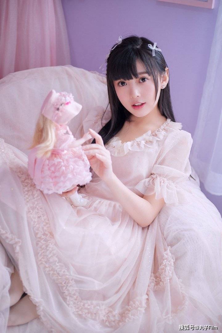 可爱萝莉美女粉色公主裙甜美写真
