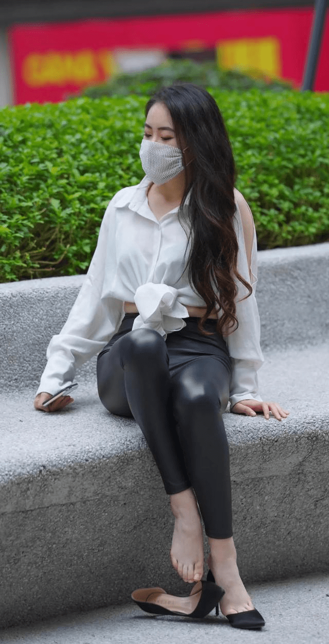 街拍白色雪纺衫搭配皮裤舒适的同时轻松穿出好身姿