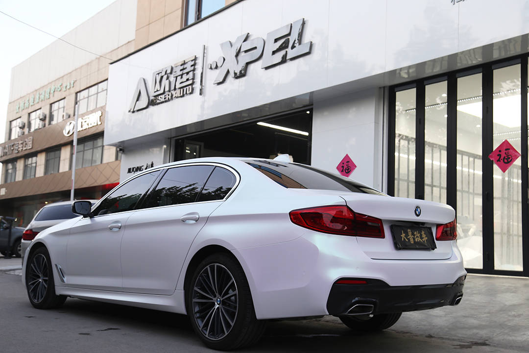 掷地有声焕然而至宝马五系全车改色车衣裳曙光白