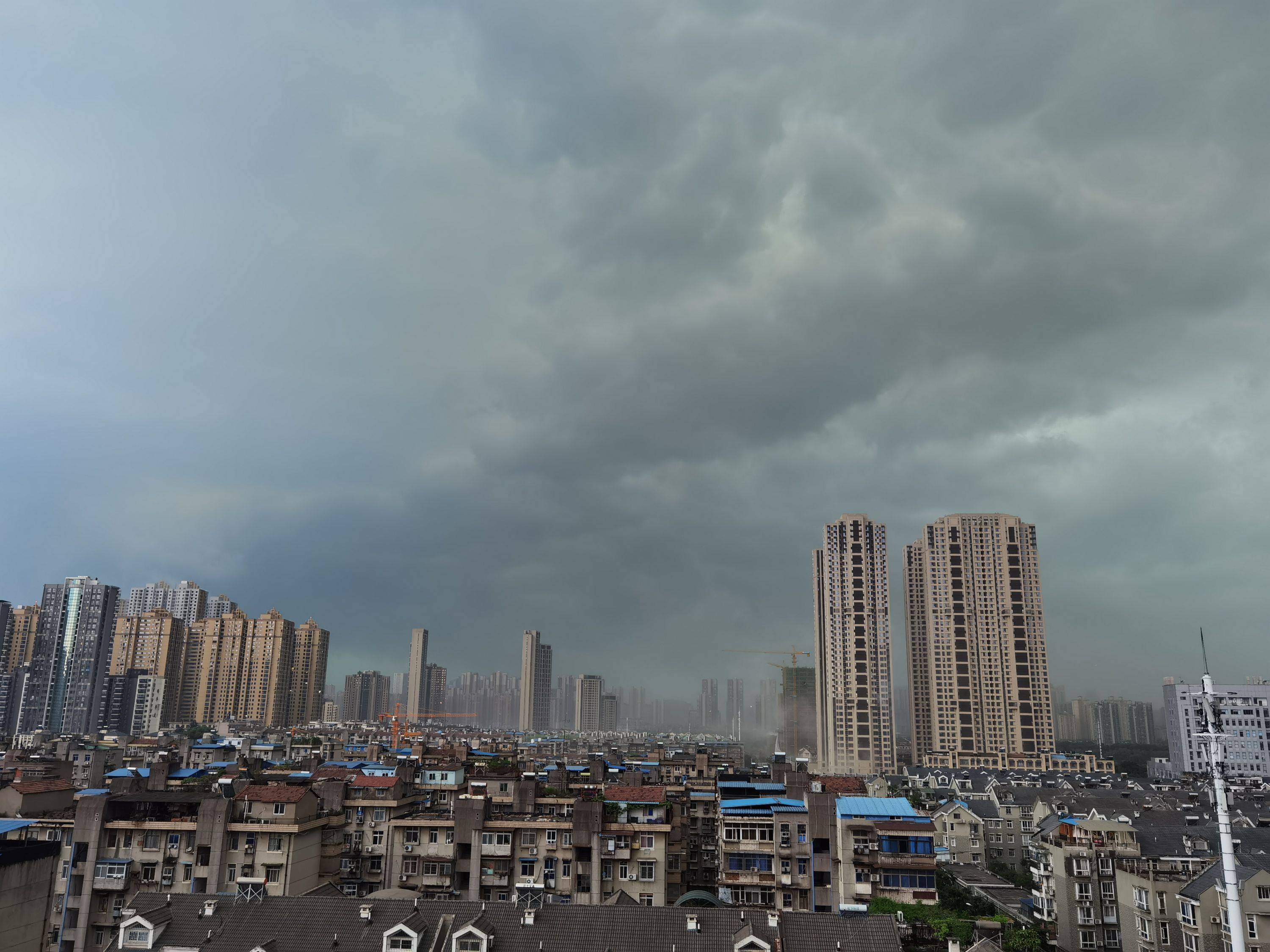 市民实拍上海暴雨:白昼如黑夜_今年最大雷暴大风来袭 波及12省份 - 你乐谷