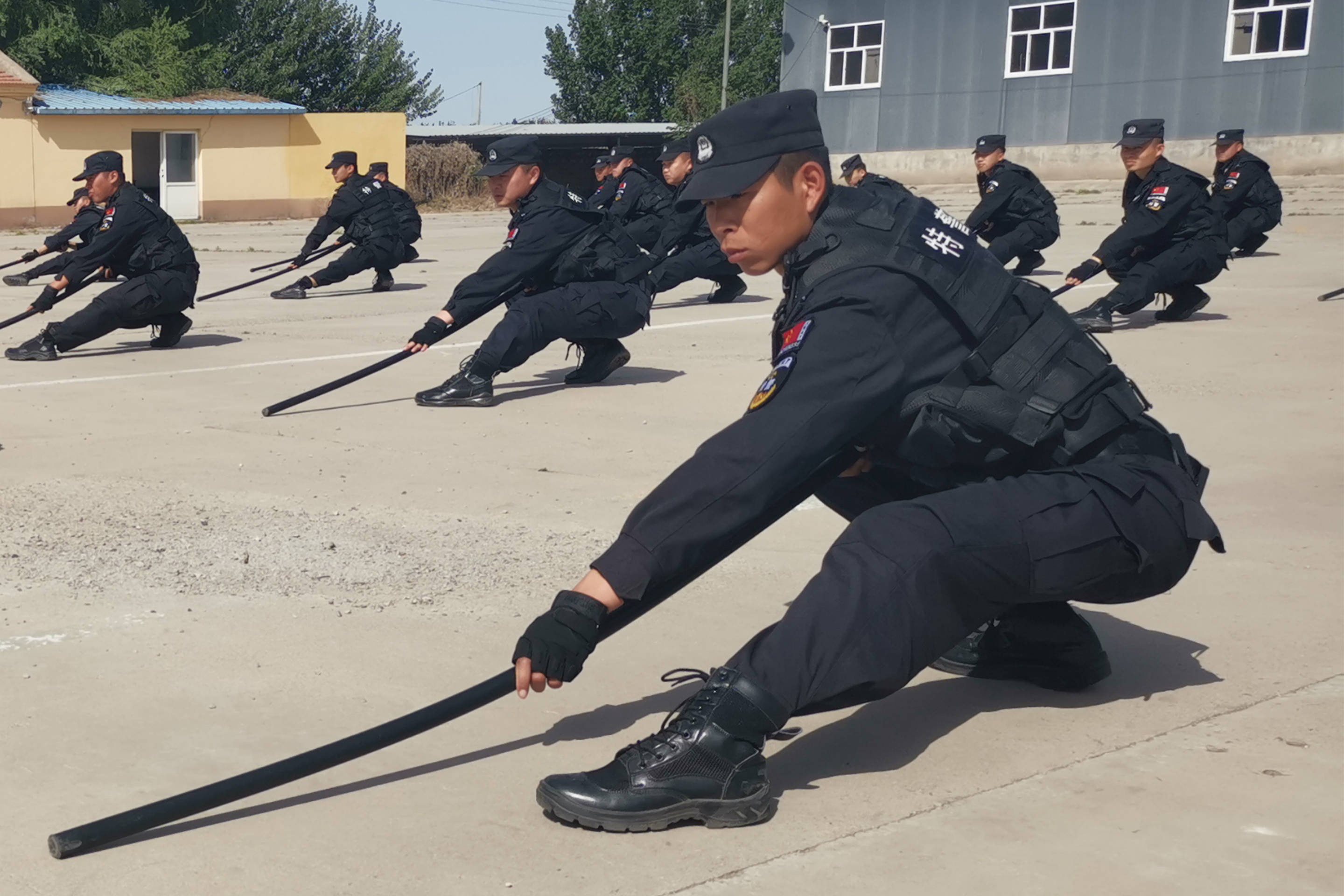 5月11日,固安县公安局巡警特警大队民警正在进行基本技能训练.