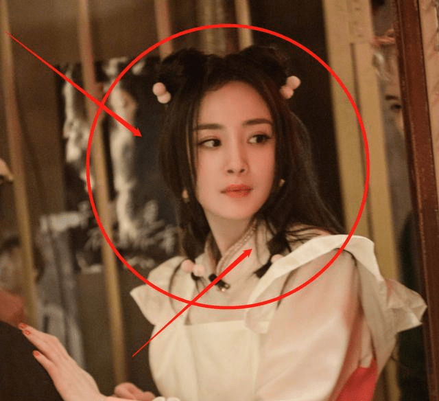 杨幂当妈后不服老,上节目扎丸子头cos珊璞,真假少女一目了然
