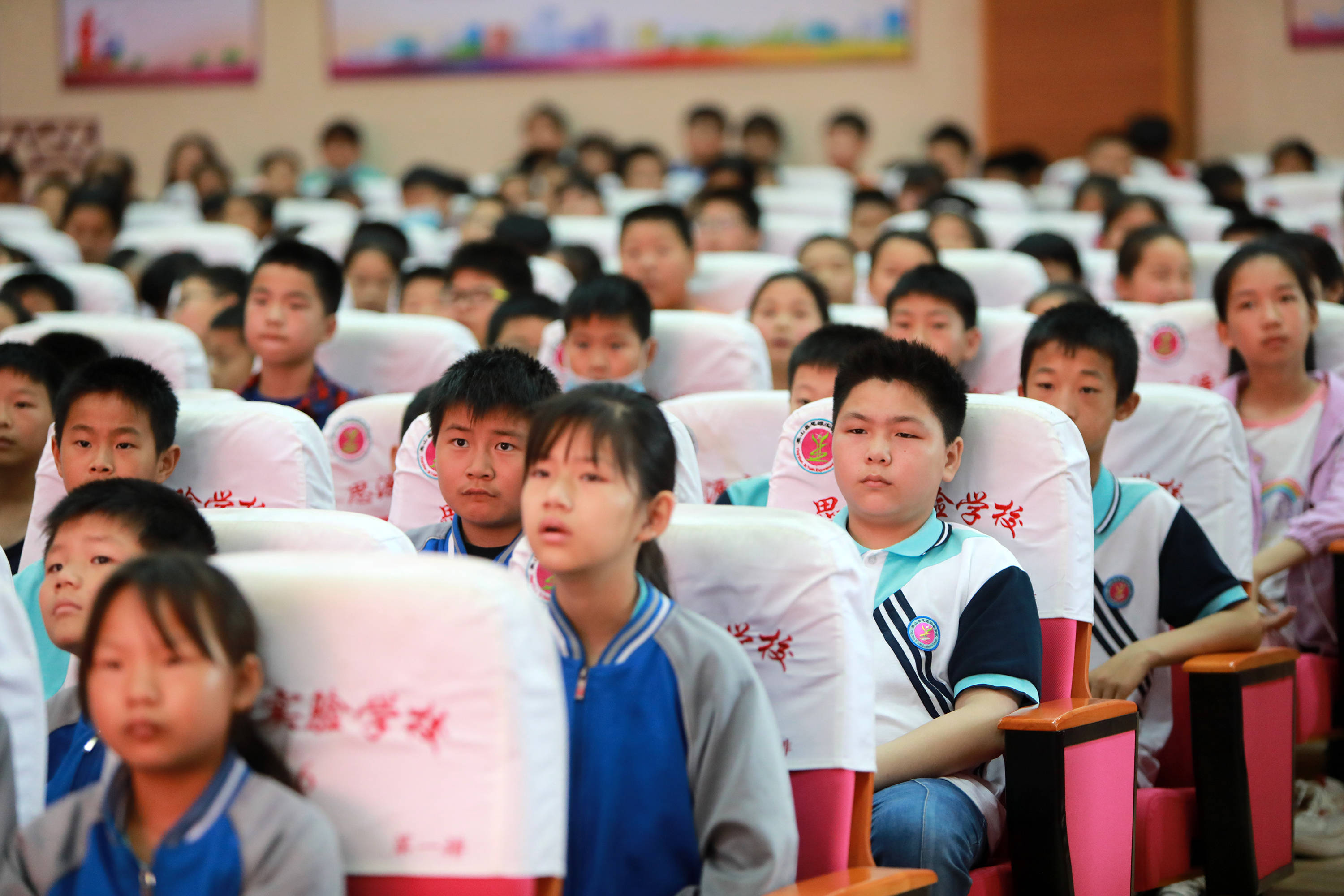 这是5月11日在湖北省黄冈市英山县思源实验学校拍摄的学生们正在认真