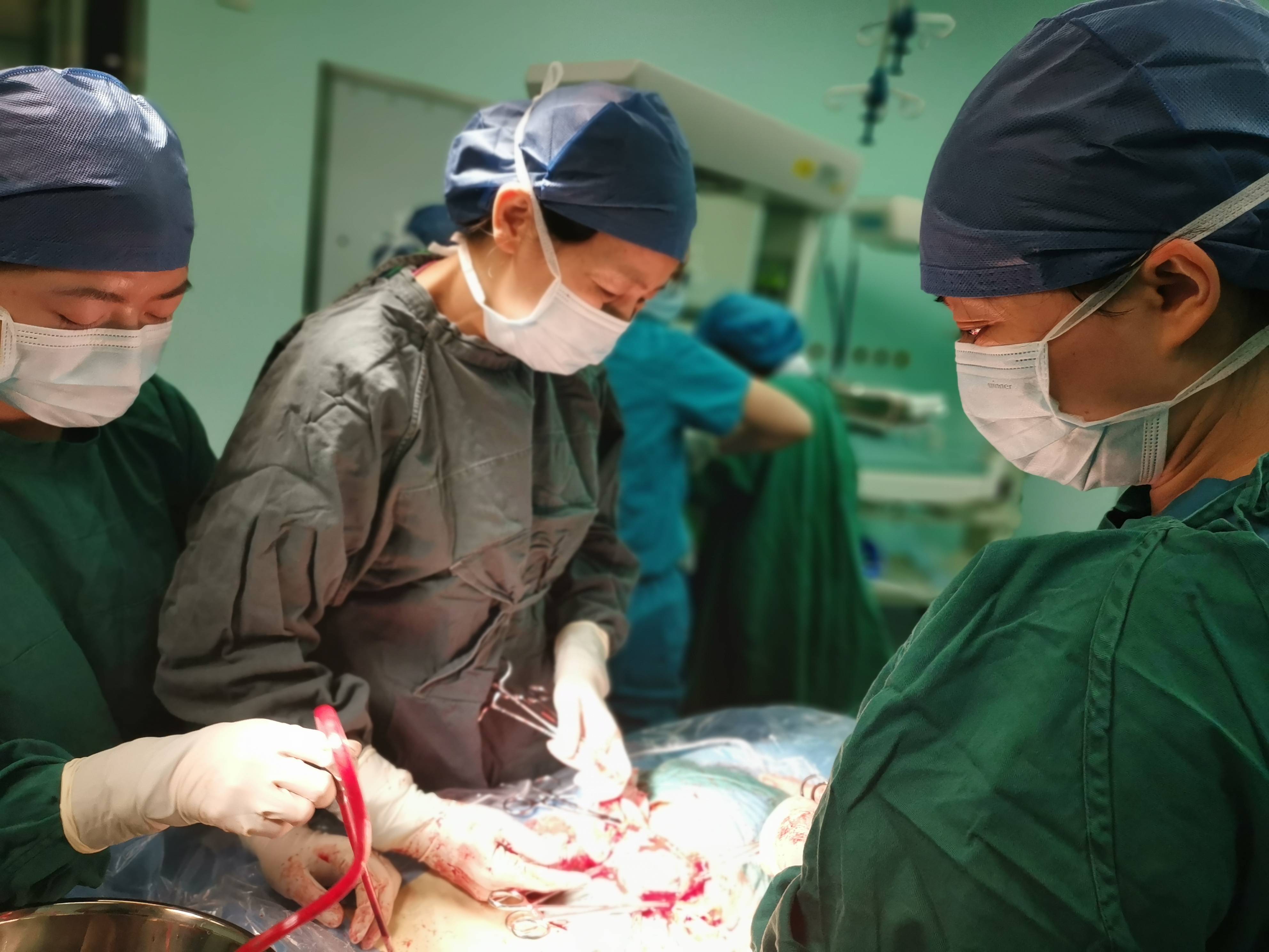险!孕妇突发子宫破裂,胎儿进入腹腔,医护生死营救保母婴平安